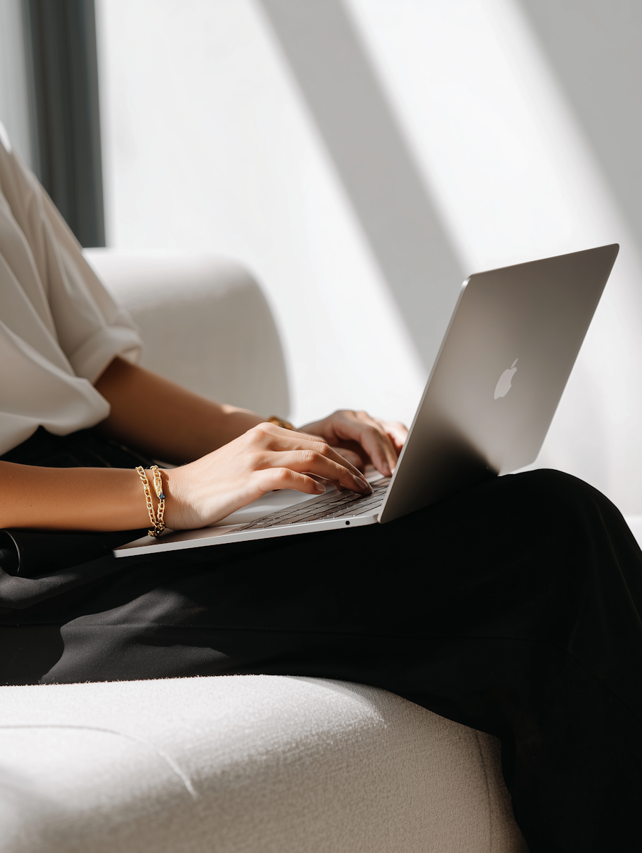 Person som arbetar fokuserat vid en laptop