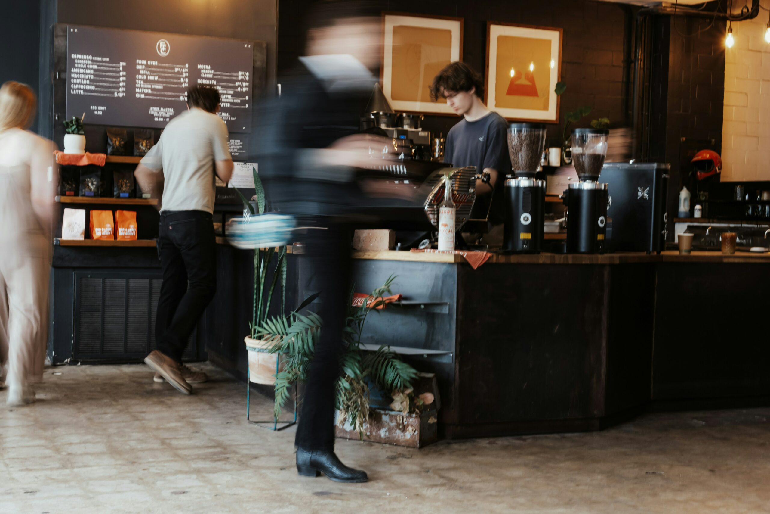 Person som arbetar vid en laptop på ett café